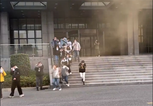 圖片1.jpg 開展應(yīng)急演練? 強(qiáng)化應(yīng)急安全處置能力——上海創(chuàng)力集團(tuán)開展消防演習(xí)活動(dòng)(圖1)